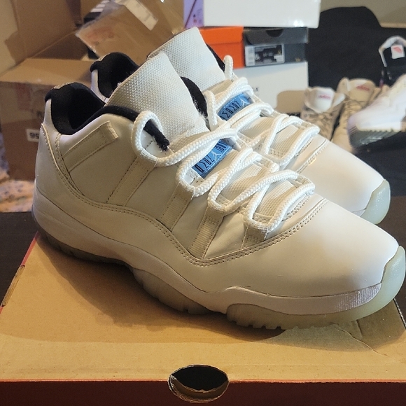 Jordan 11 Retro Low Legend Blue (2021) Mens 8 Womens 9.5 EUC W/OG BOX - Picture 3 of 10